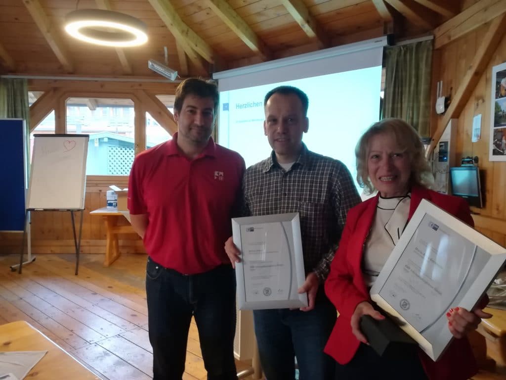 Maria-Anna Kreitmeier für 20 Jahre und Stefan Anlauf für 10 Jahre Betriebszugehörigkeit geehrt.