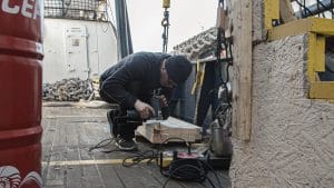 Person mit einer Stichsäge