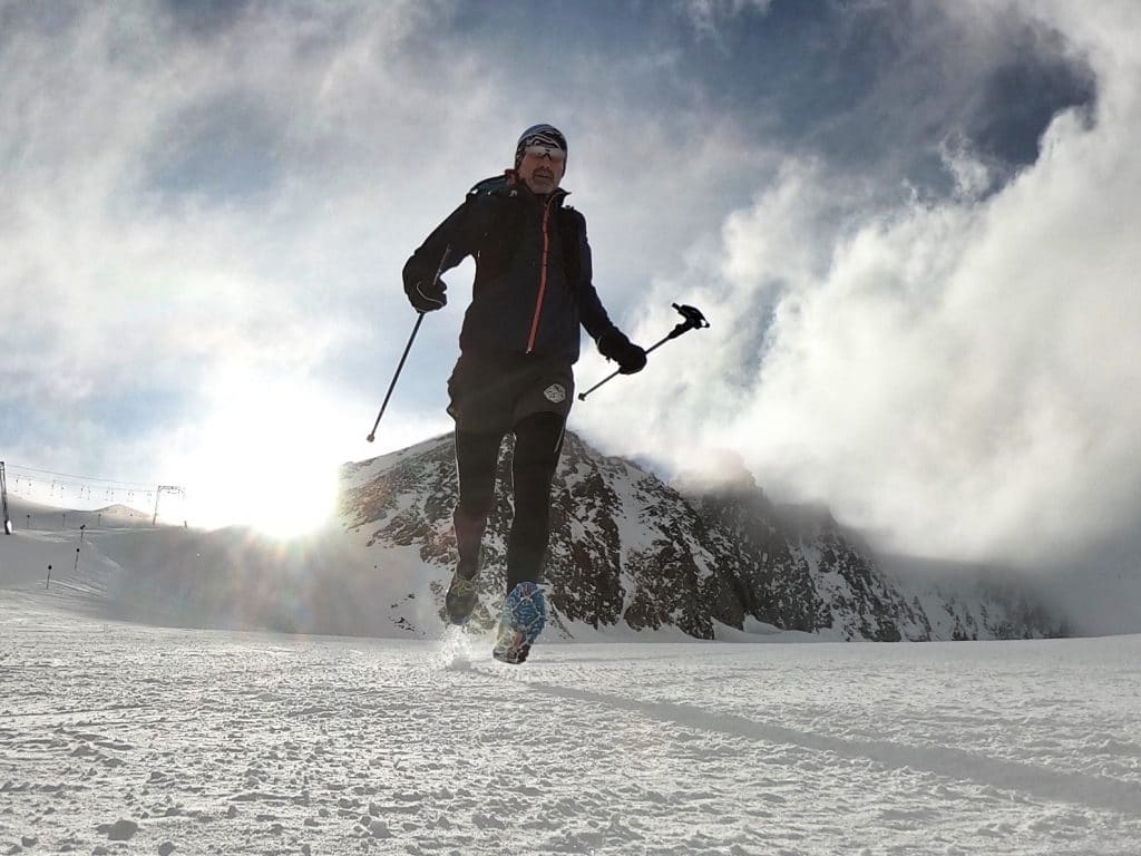 Laufen Im Winter: Chris läuft durch den Schnee