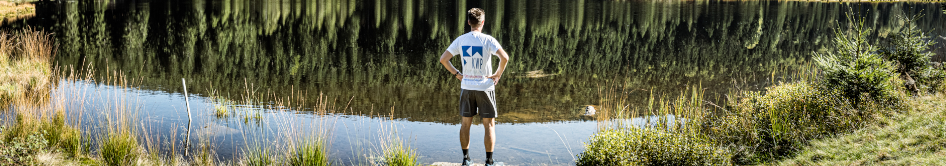 KWP Mitarbeiter steht an einem Gewässer