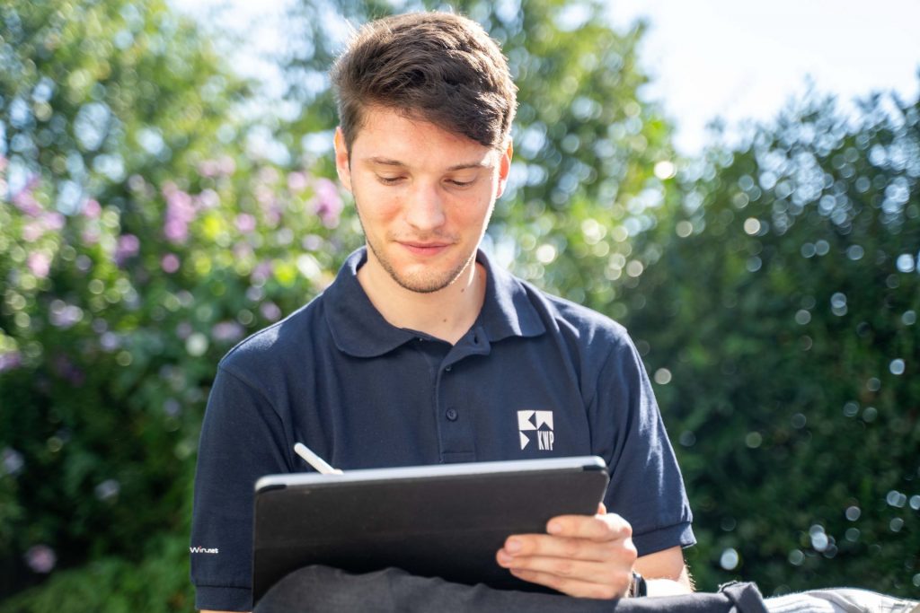 KWP WEB 139 Ein Mitarbeiter von KWP arbeitet am Tablet