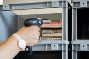 Eine Mitarbeiterin der Hano Sicherheitstechnik GmbH scannt Lagermaterial