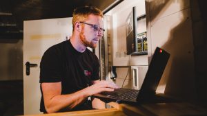 Monteur der Hano Sicherheitstechnik GmbH bei der Arbeit