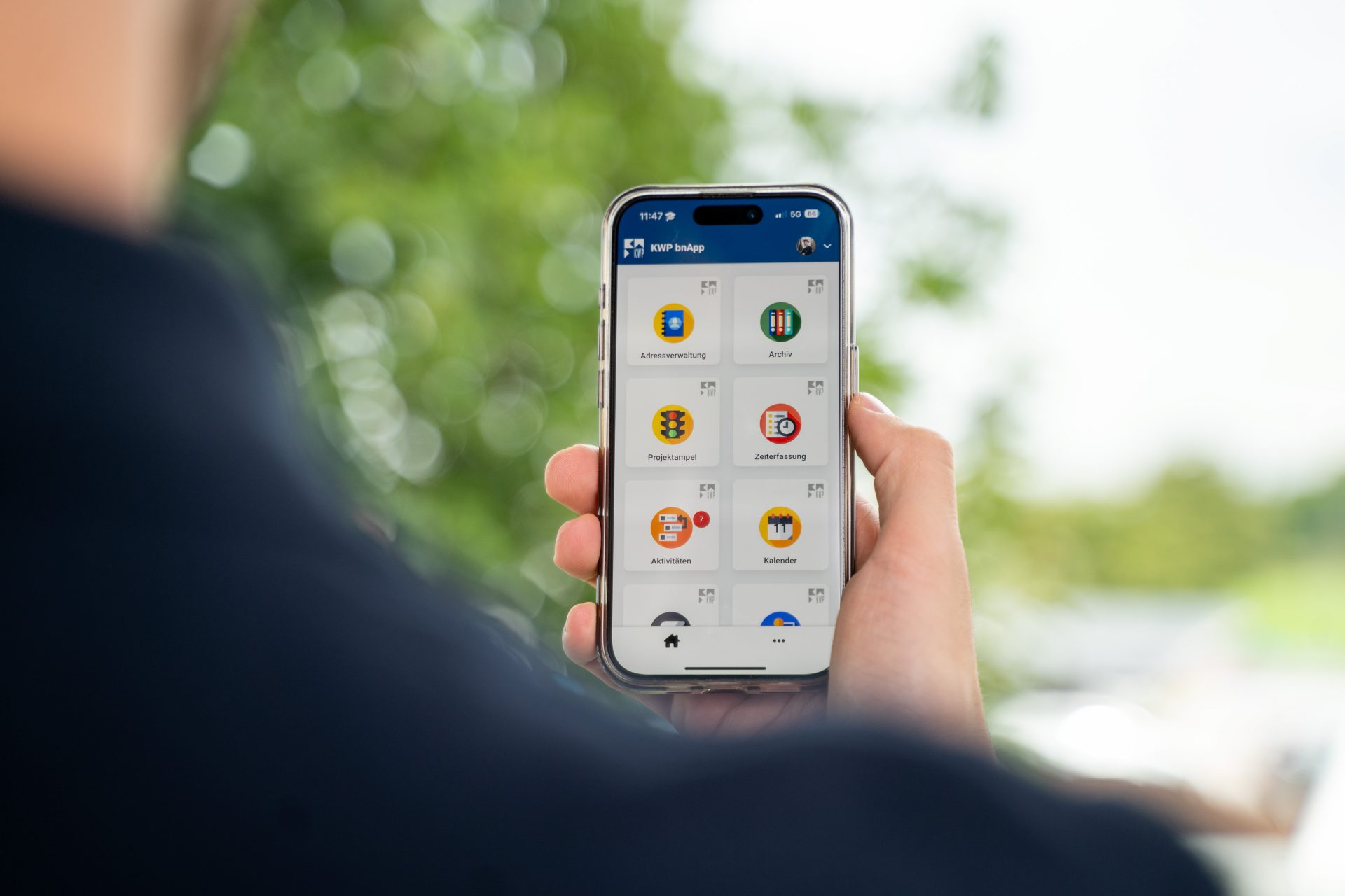Mitarbeiter mit der KWP bnApp V2 am Handy
