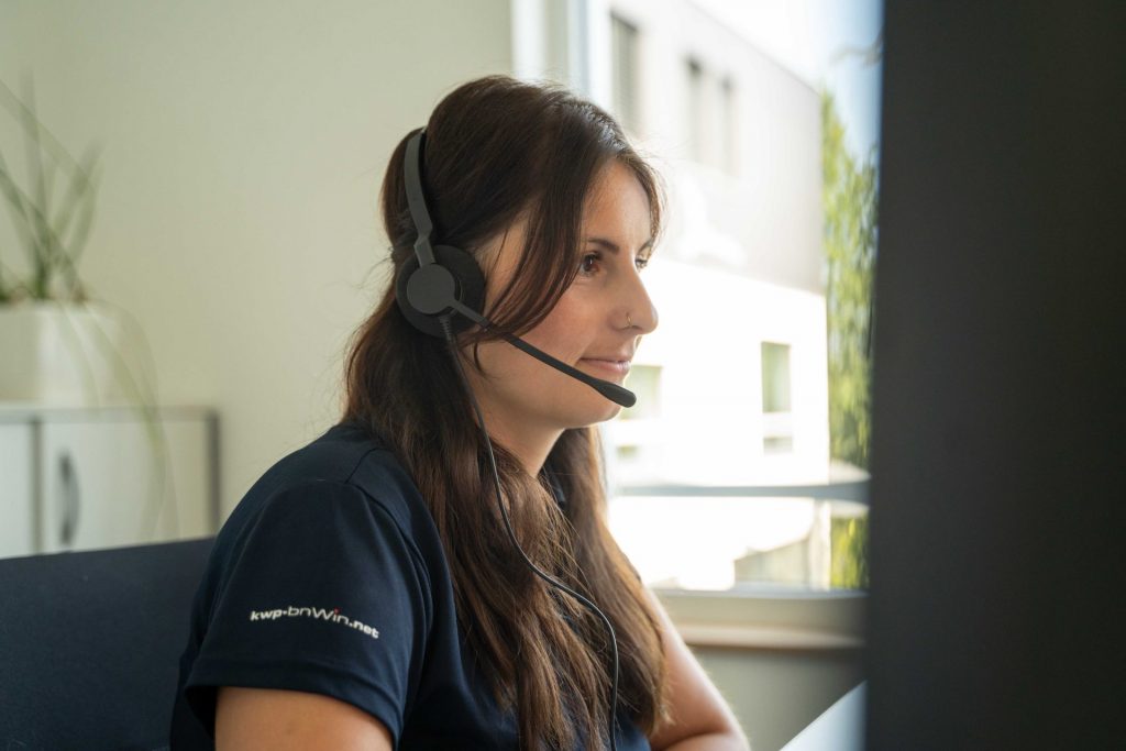 Mitarbeiterin telefoniert mit Headset