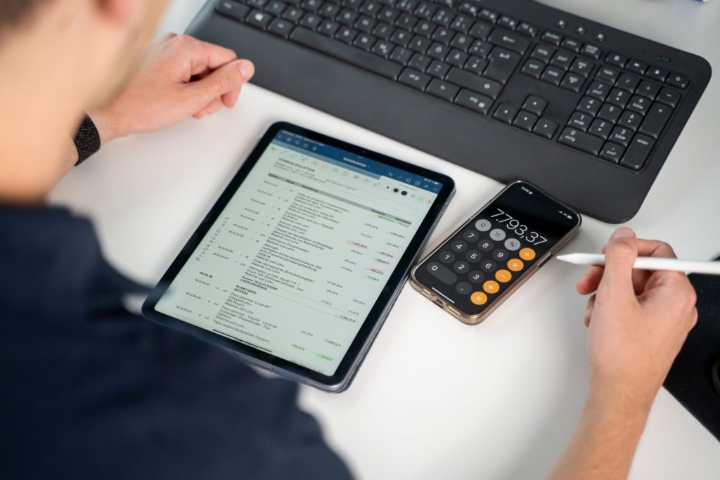 Mitarbeiter bei der Kalkulation im Handwerksbüro